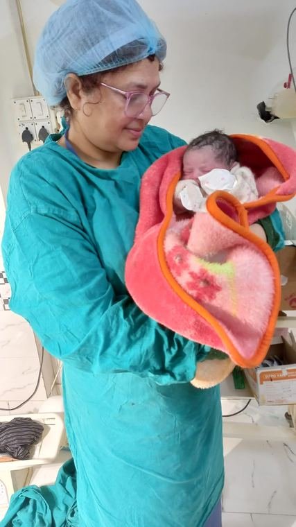 Newborn baby with the Vinsfertility clinical team