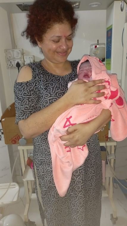 A newborn in caring hands at Vinsfertility