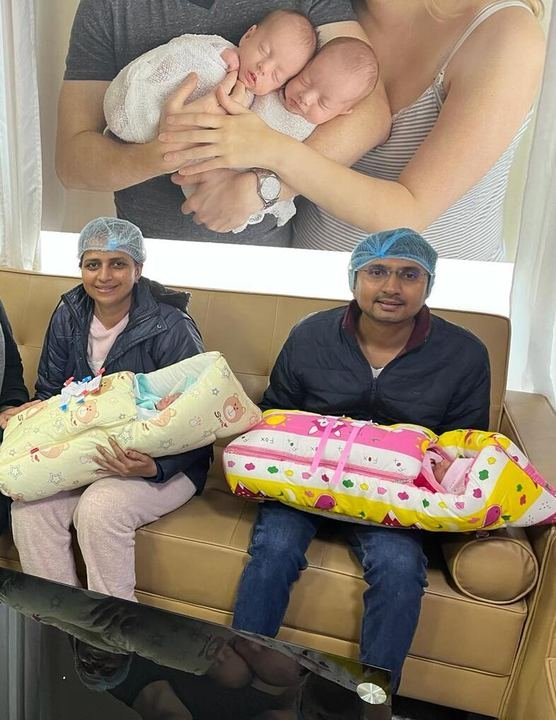 Parents holding their twin babies at Vinsfertility